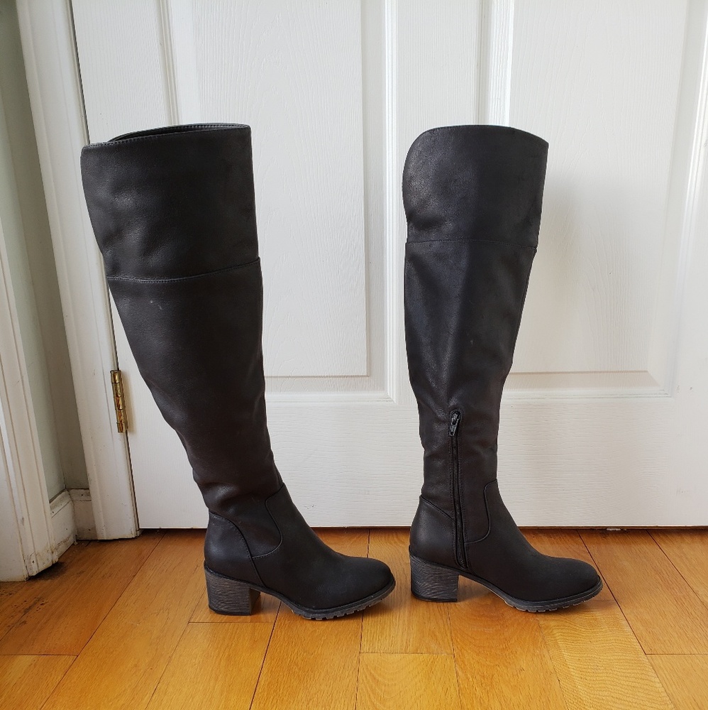 Over the knee black boots. Size 7.